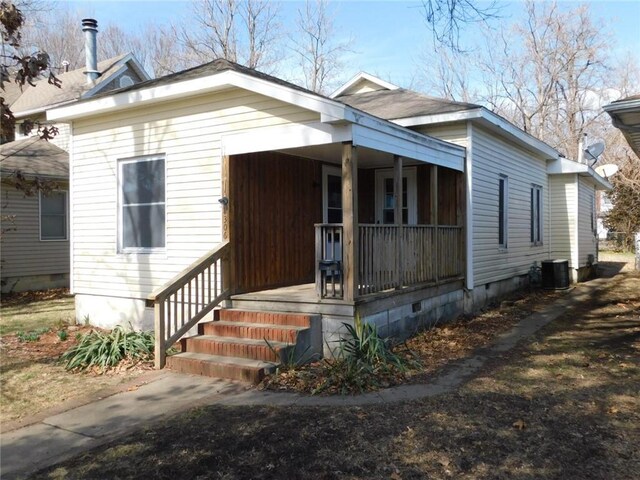 306 W Kansas St, Pittsburg, KS 66762 - view of front of house with crawl space, a porch, and cooling unit