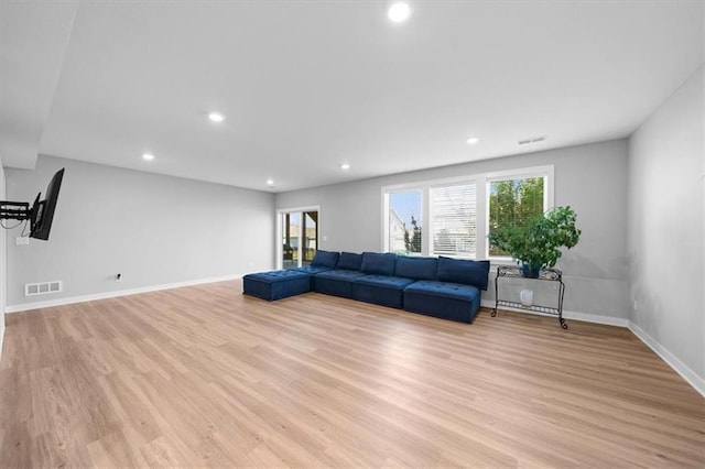 living area featuring recessed lighting, visible vents, light wood-style flooring, and baseboards