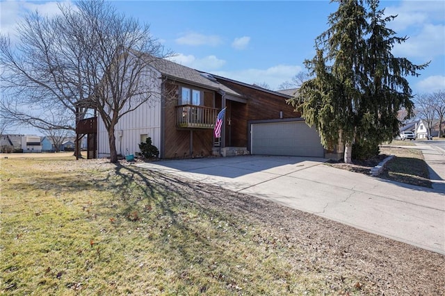 view of front of house featuring driveway, an attached garage, and a front yard