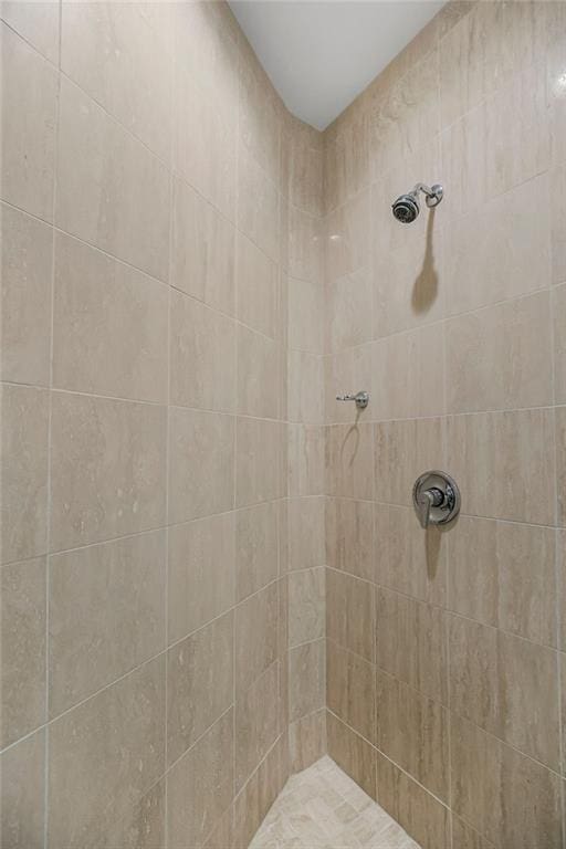 full bathroom featuring a tile shower