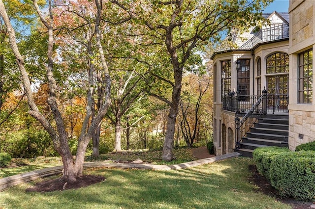 view of yard featuring a balcony