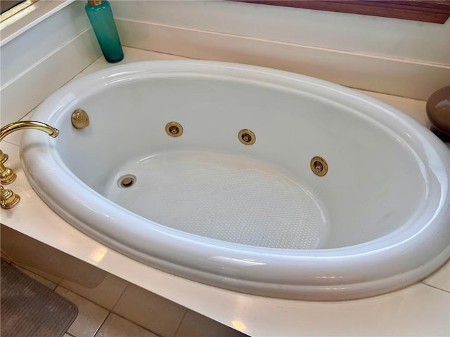 interior details with a whirlpool tub