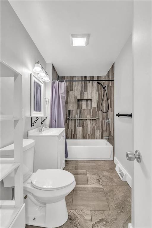 full bathroom featuring shower / bathtub combination with curtain, visible vents, toilet, baseboards, and vanity