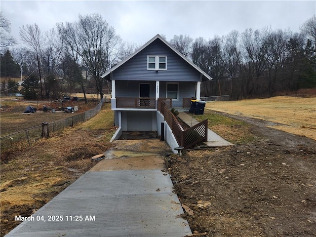 view of front of property with covered porch and fence