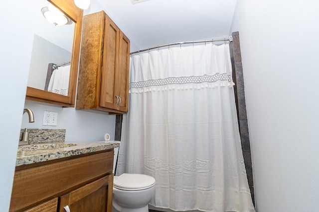 full bathroom featuring toilet, a shower with shower curtain, and vanity