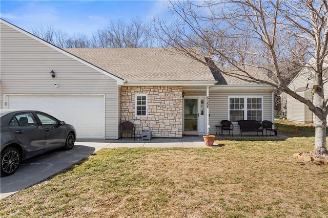 view of front facade featuring roof with shingles, an attached garage, stone siding, driveway, and a front lawn