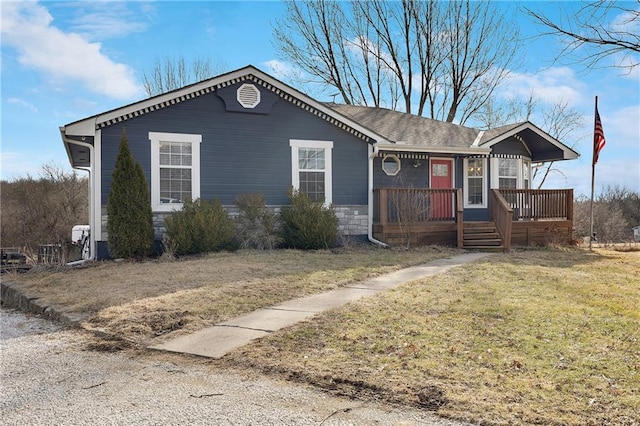 view of front facade featuring a front yard