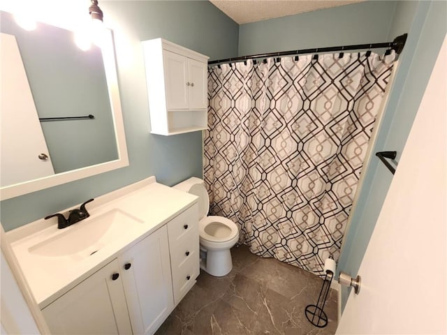 full bathroom with toilet, a shower with shower curtain, a textured ceiling, and vanity