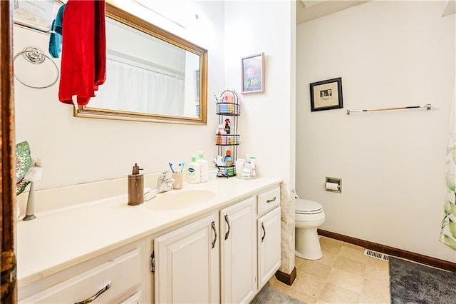 full bathroom featuring visible vents, baseboards, toilet, and vanity