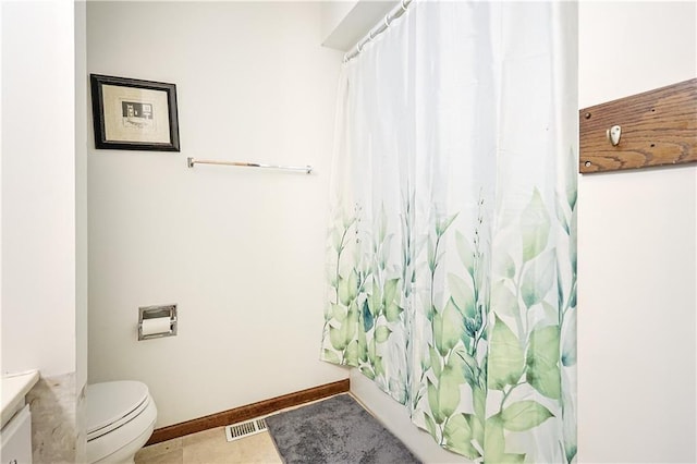 full bath featuring vanity, a shower with shower curtain, baseboards, visible vents, and toilet