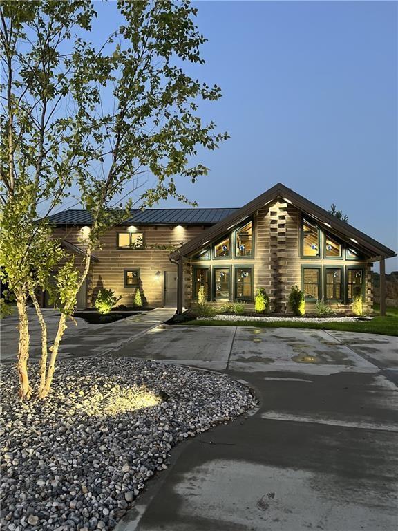 view of front facade with concrete driveway