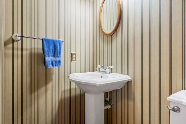 510 E Chippewa St, Paola, KS 66071 - bathroom with toilet and wallpapered walls