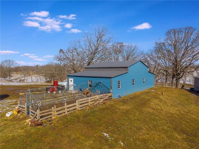 view of outdoor structure with an outbuilding