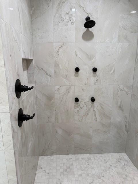 full bath featuring tiled shower