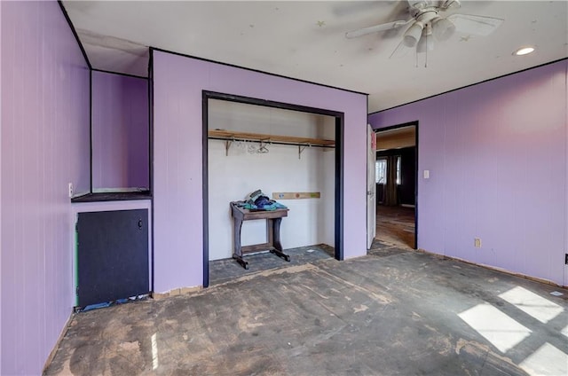 unfurnished bedroom featuring ceiling fan and a closet