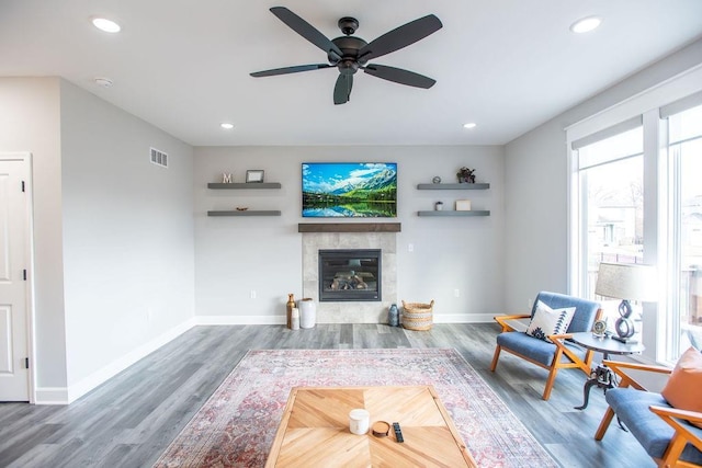 living room featuring recessed lighting, visible vents, a fireplace, and baseboards