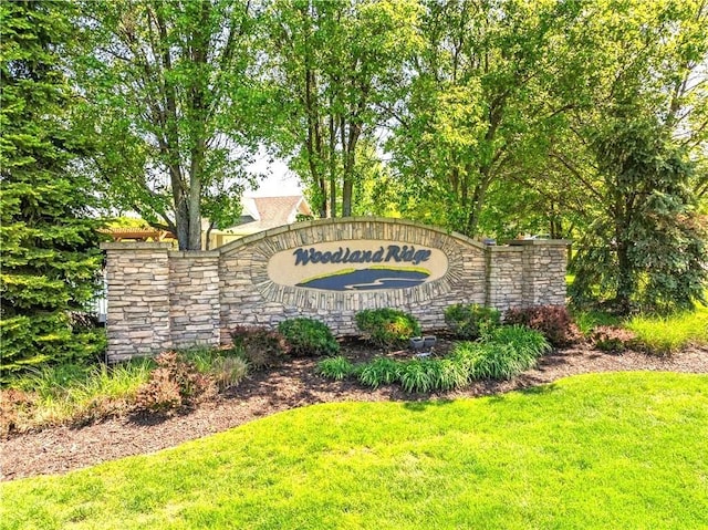 community / neighborhood sign featuring a lawn