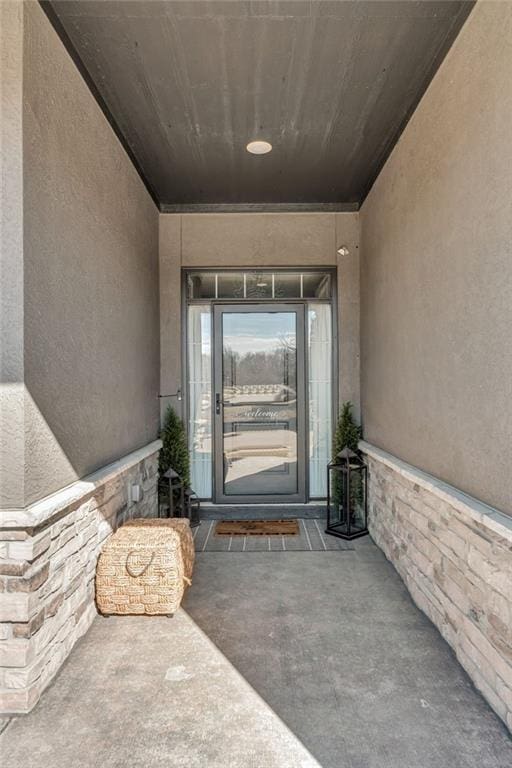 view of exterior entry with stucco siding