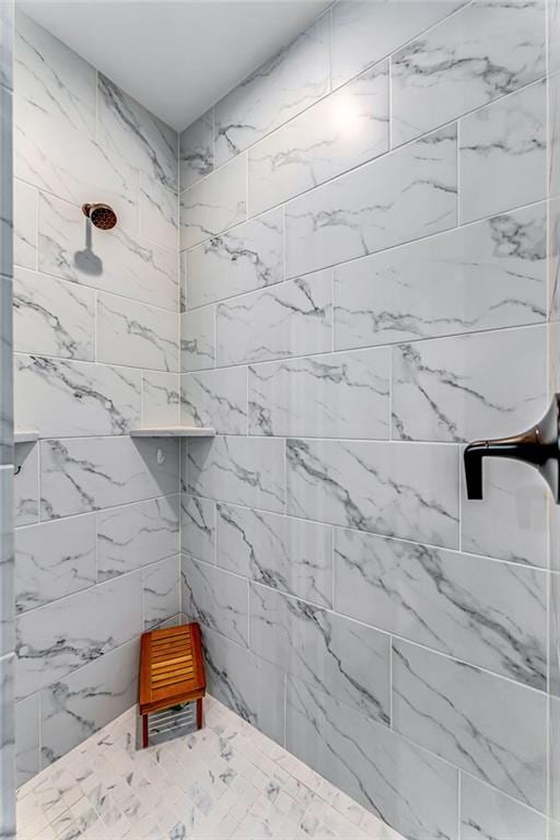 bathroom featuring a tile shower