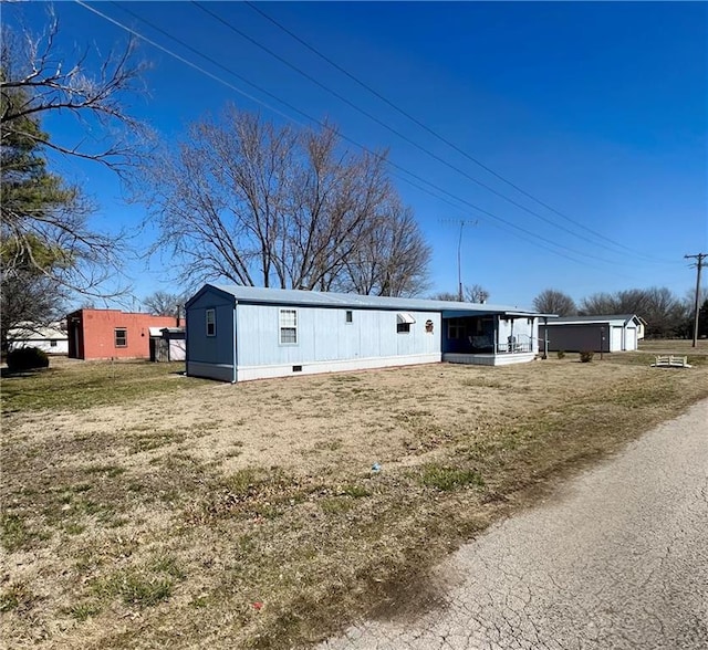 view of front of property with crawl space and an outdoor structure