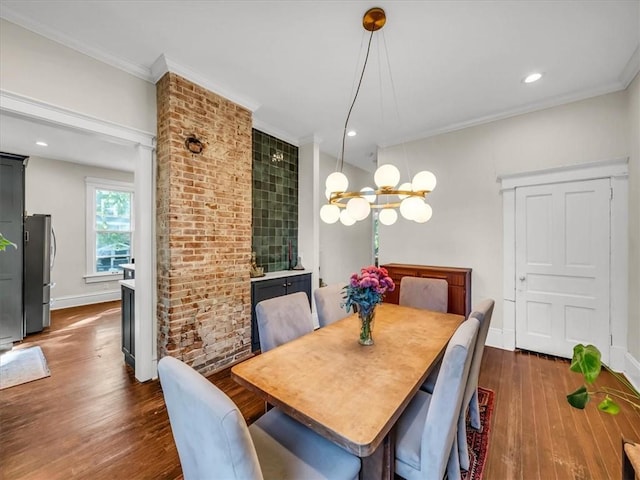 dining area with dark wood-style floors, ornamental molding, recessed lighting, and baseboards