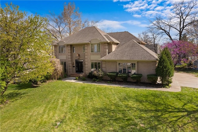 132 The Woodlands Dr, Gladstone, MO 64119 - view of front of house featuring a shingled roof and a front yard