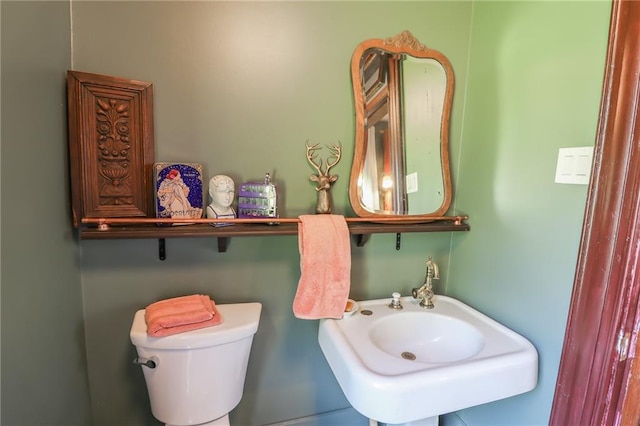 bathroom featuring a sink and toilet