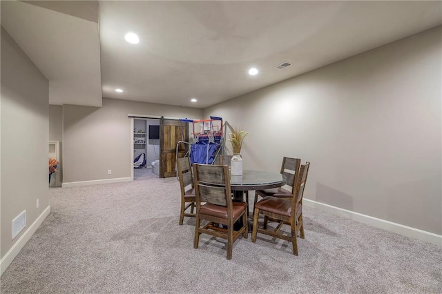 dining space featuring a barn door, recessed lighting, carpet flooring, visible vents, and baseboards