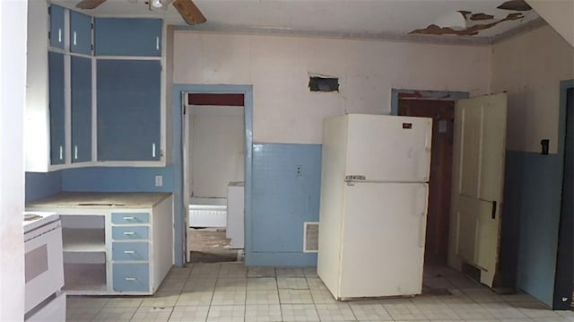 kitchen featuring blue cabinets, white appliances, visible vents, a ceiling fan, and light countertops