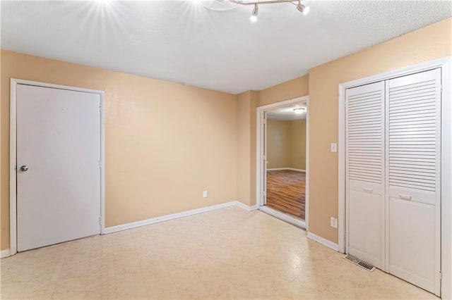6418 E 150th St, Grandview, MO 64030 - unfurnished bedroom featuring baseboards, light floors, and a closet