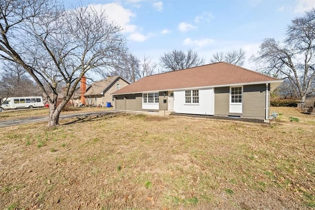 view of front of property featuring a front yard