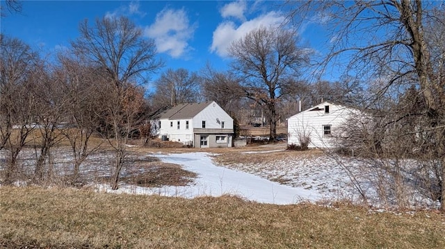 view of yard layered in snow