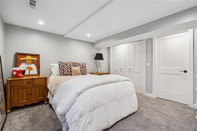 bedroom featuring a closet, visible vents, carpet flooring, and recessed lighting