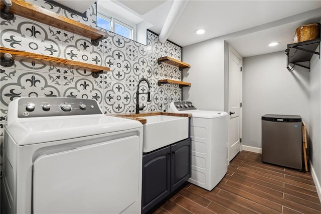 laundry area with baseboards, wood tiled floor, recessed lighting, cabinet space, and washer and clothes dryer