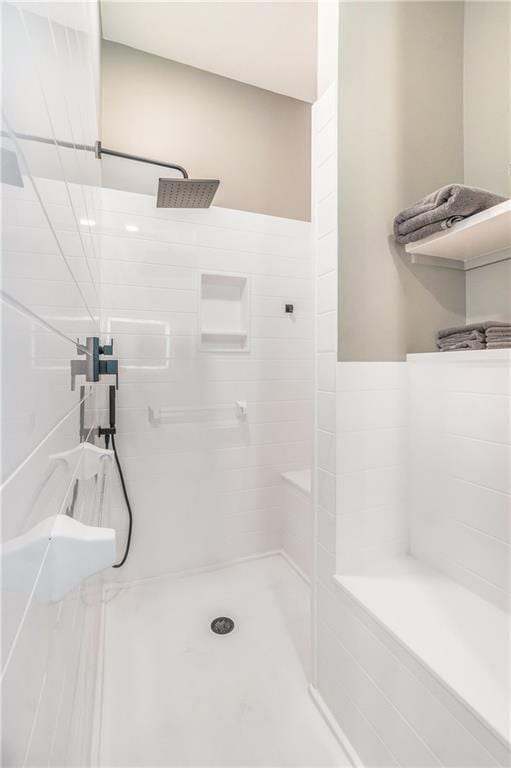 full bathroom featuring a tile shower