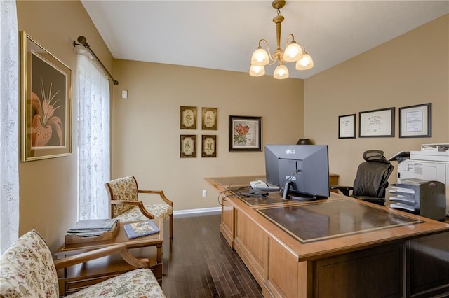 office area with an inviting chandelier, dark wood-style floors, and baseboards