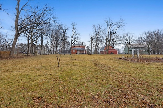 view of yard featuring an outdoor structure and a barn