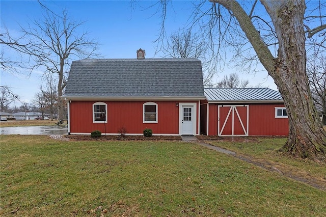 view of barn featuring a lawn