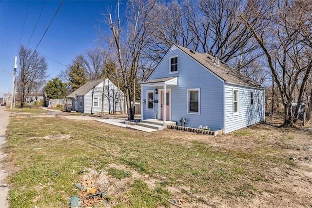 view of front of house with a front lawn