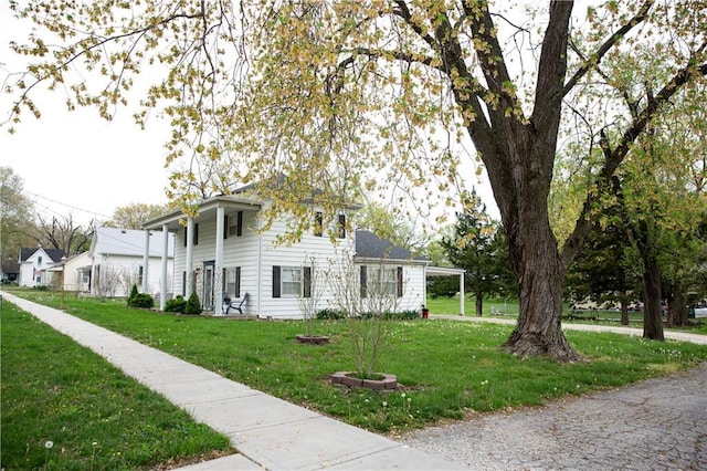view of front of property with a front lawn