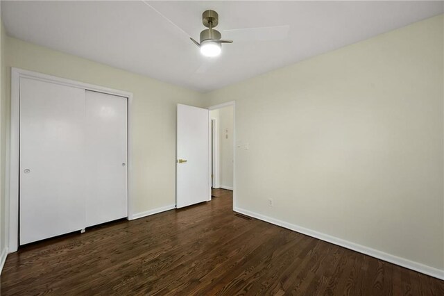 unfurnished bedroom with a ceiling fan, a closet, baseboards, and wood finished floors