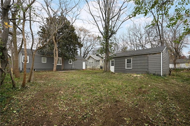 view of yard with an outdoor structure