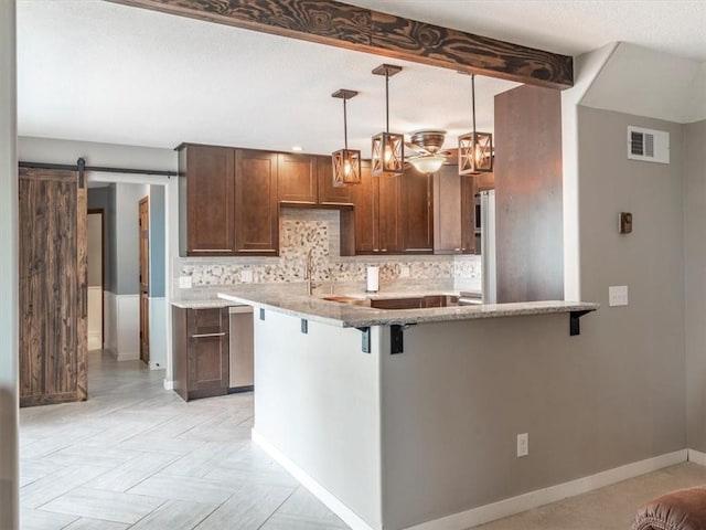 kitchen with a chandelier, visible vents, a breakfast bar area, and decorative backsplash