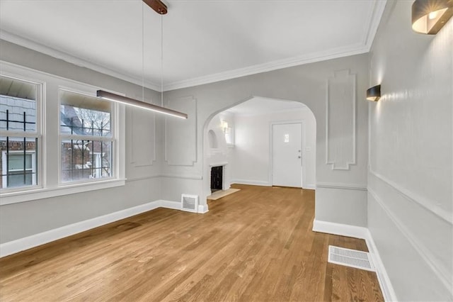 1122 E 76th St, Kansas City, MO 64131 - interior space featuring ornamental molding, arched walkways, and visible vents
