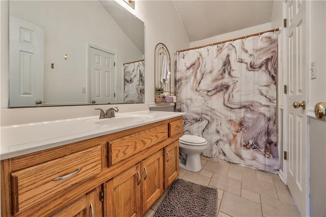 full bathroom featuring toilet, curtained shower, vaulted ceiling, and vanity