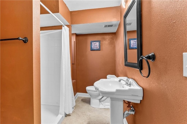 full bath with a shower with shower curtain, visible vents, and toilet