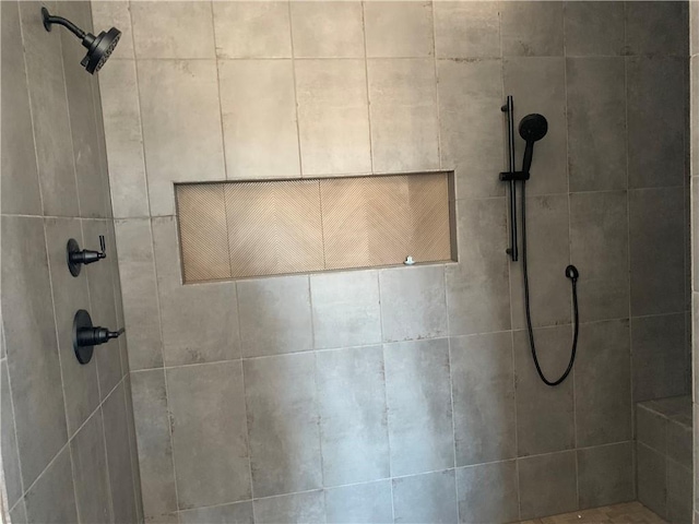 bathroom featuring a tile shower