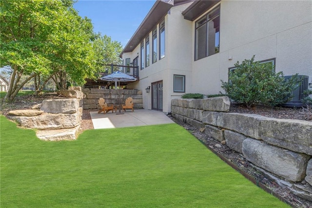 view of yard with a patio