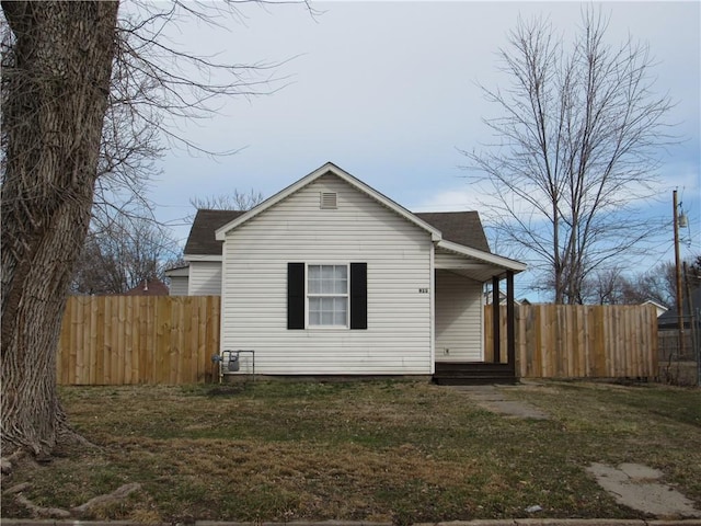 view of front of property featuring a front yard and fence