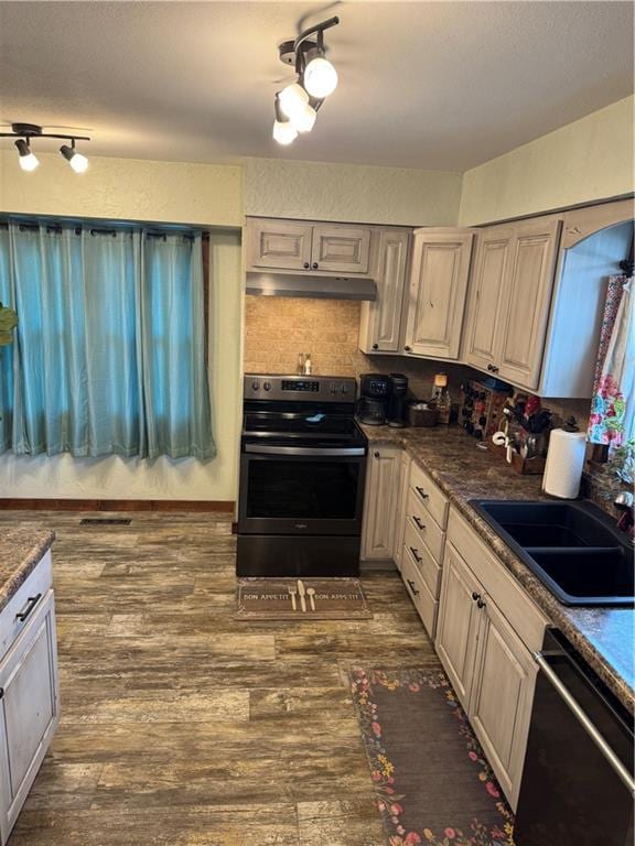 kitchen featuring under cabinet range hood, a sink, stainless steel electric stove, dark wood-style floors, and dishwashing machine